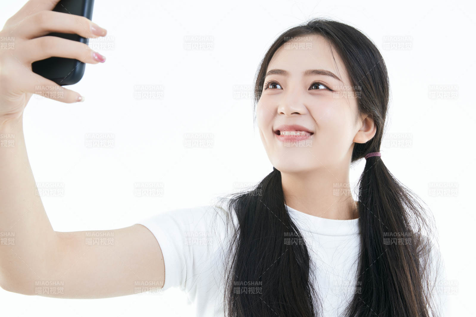 使用手机的亚洲可爱少女图片