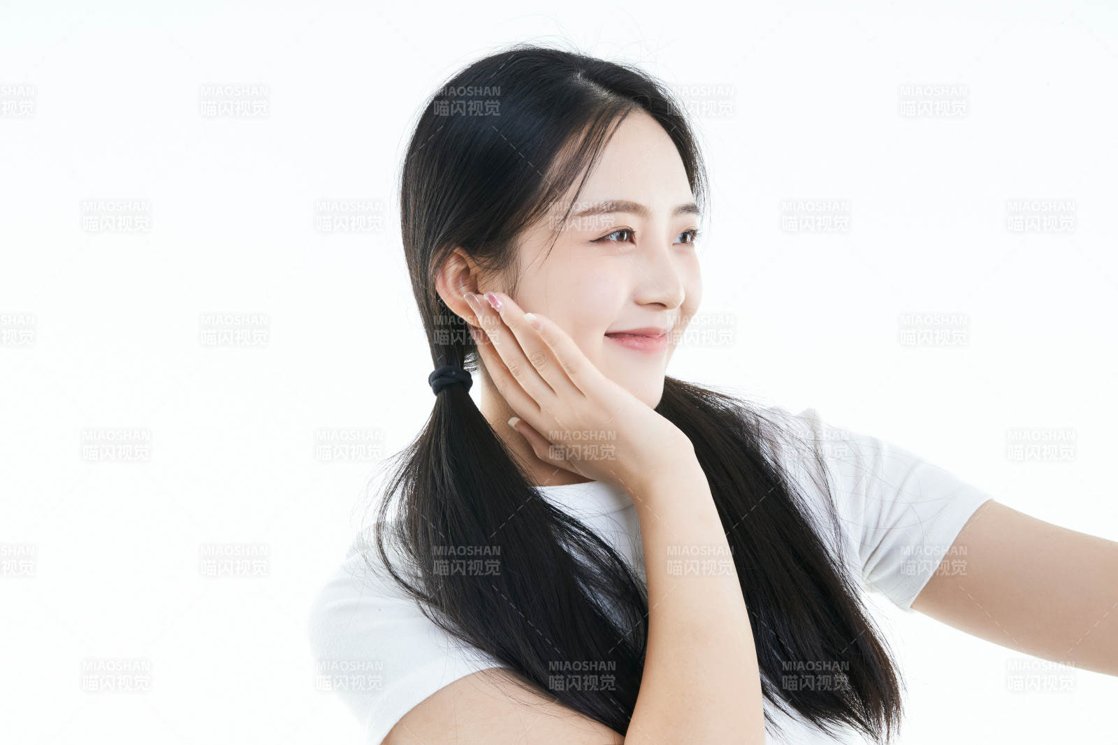 使用手机的亚洲可爱少女图片