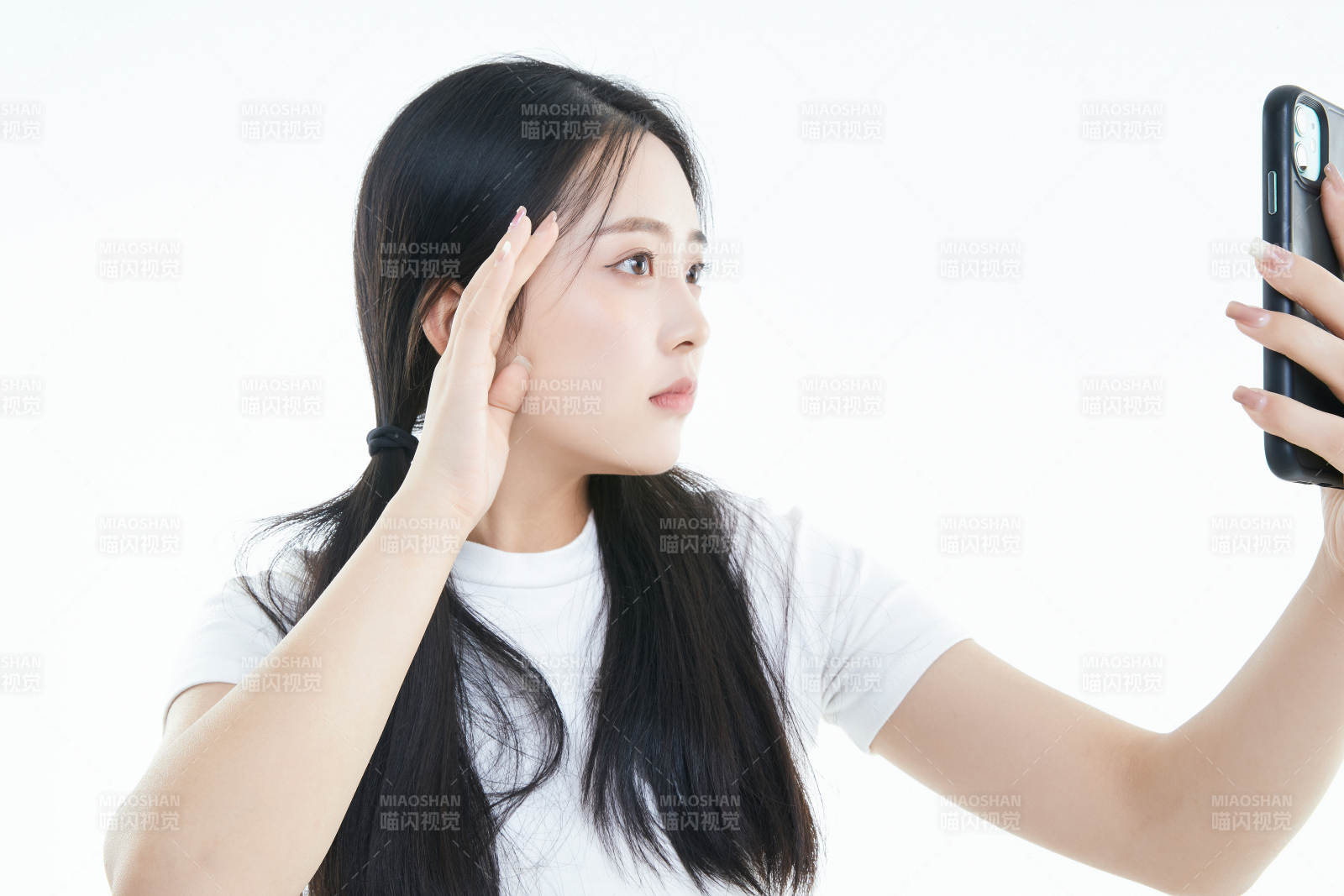 使用手机的亚洲可爱少女图片