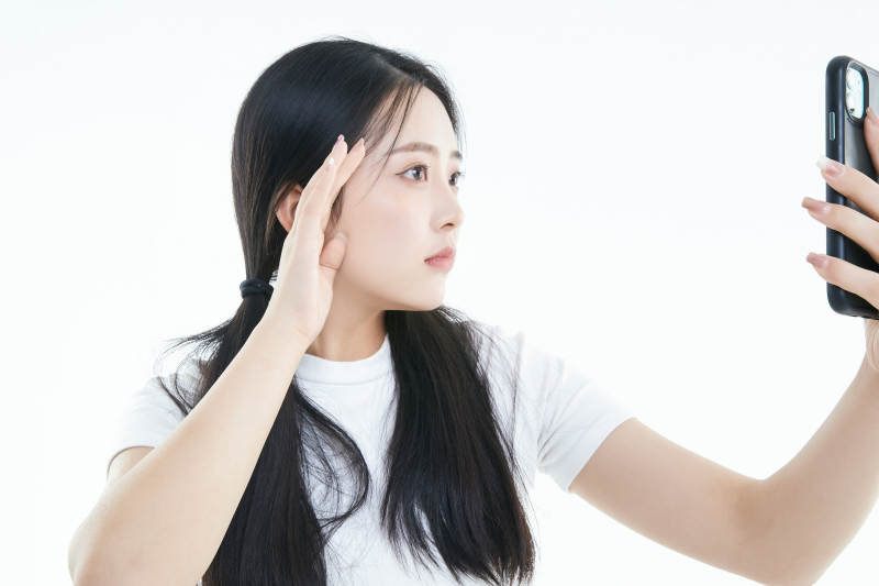 使用手机的亚洲可爱少女图片