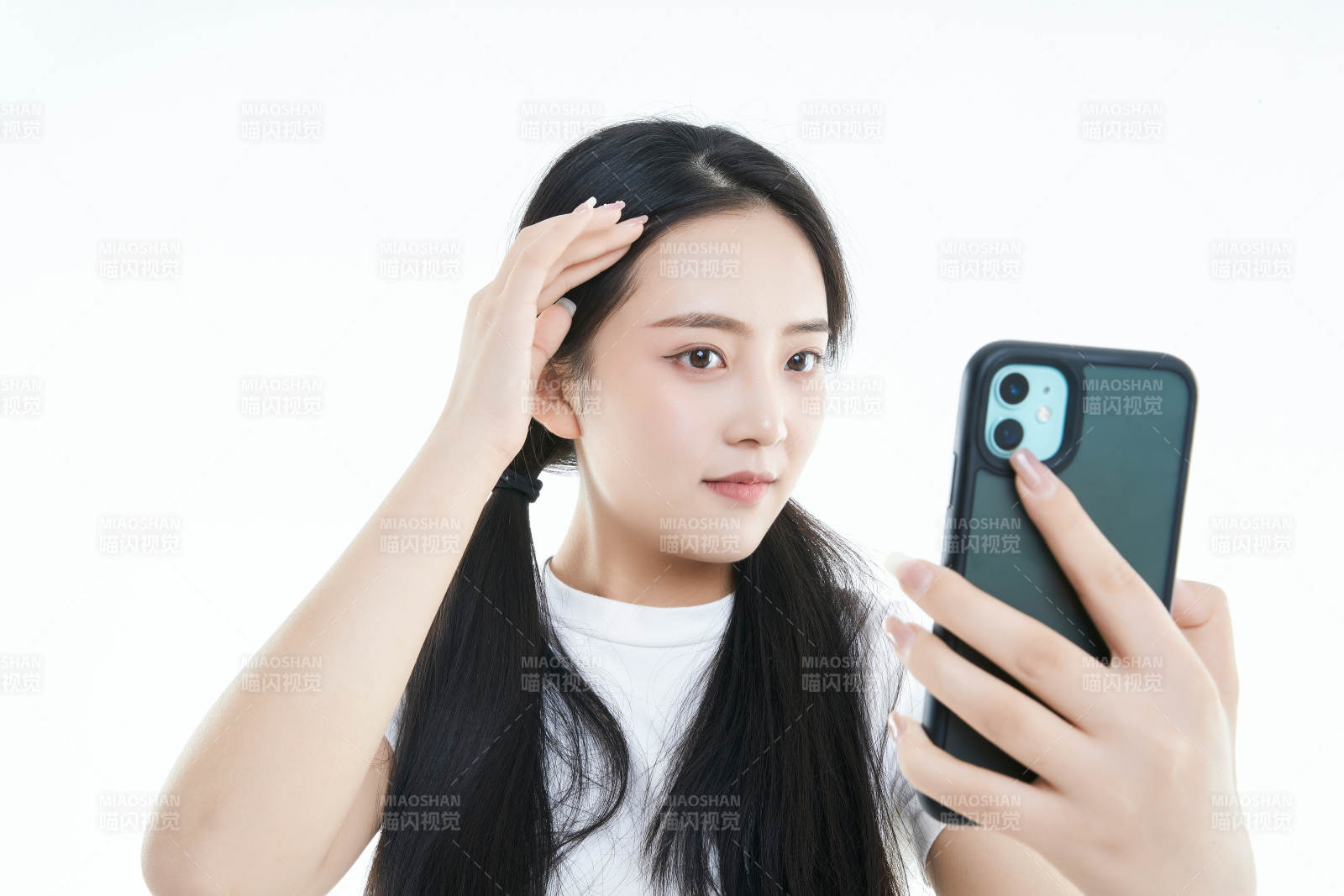 使用手机的亚洲可爱少女图片