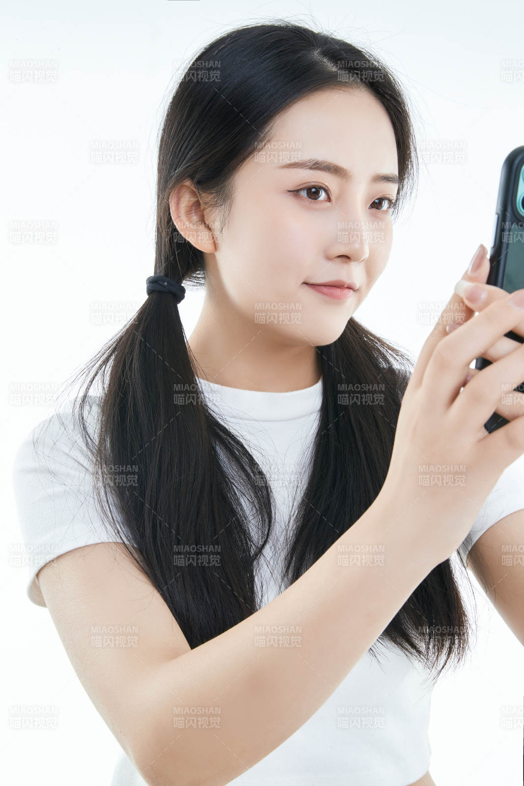 使用手机的亚洲可爱少女图片