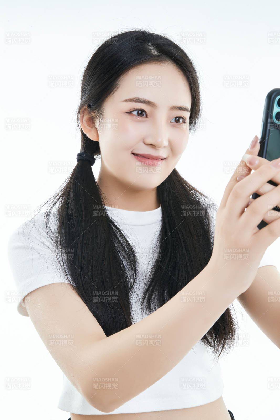 使用手机的亚洲可爱少女图片