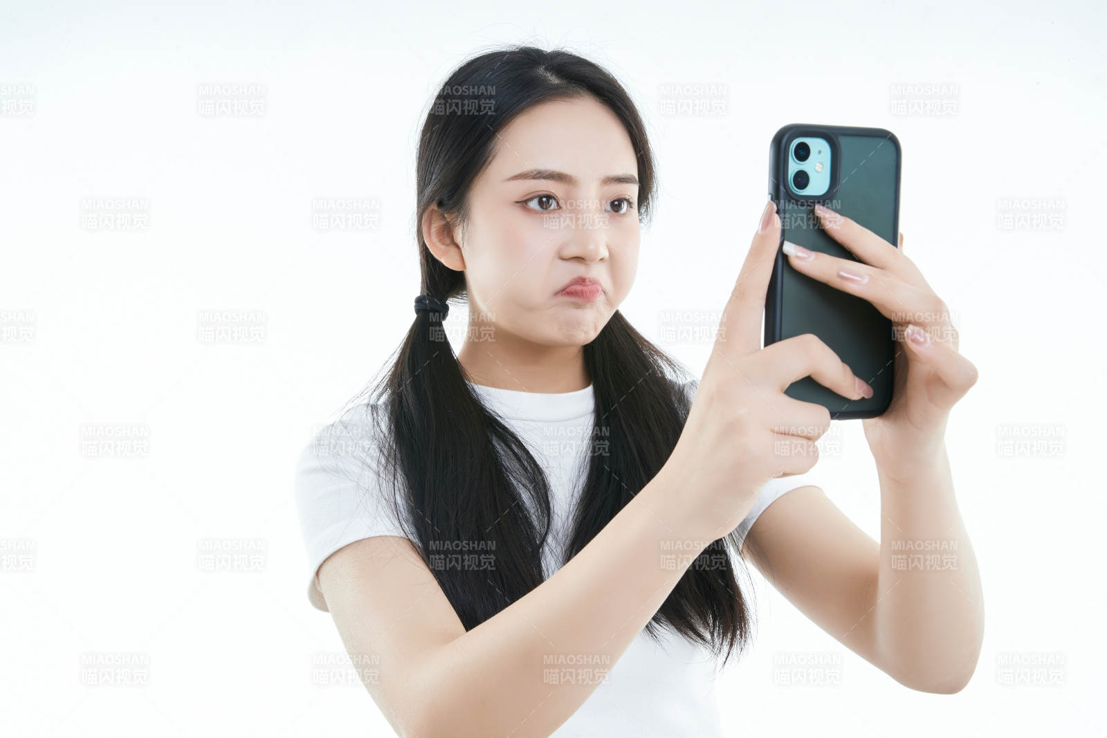 使用手机的亚洲可爱少女图片