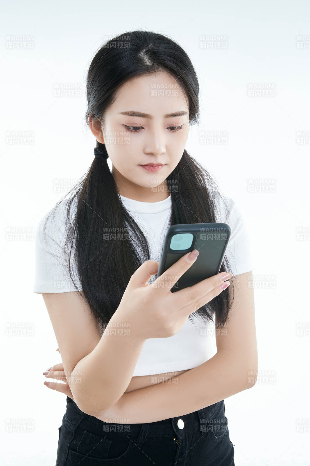 使用手机的亚洲可爱少女图片