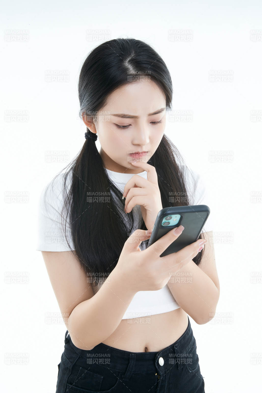 使用手机的亚洲可爱少女图片