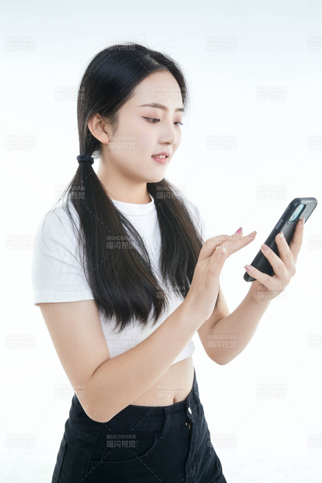 使用手机的亚洲可爱少女图片