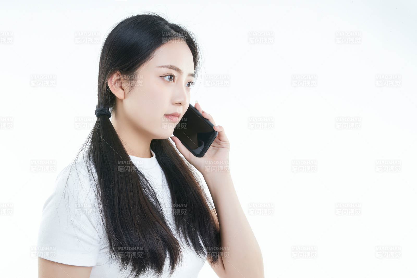 使用手机的亚洲可爱少女图片