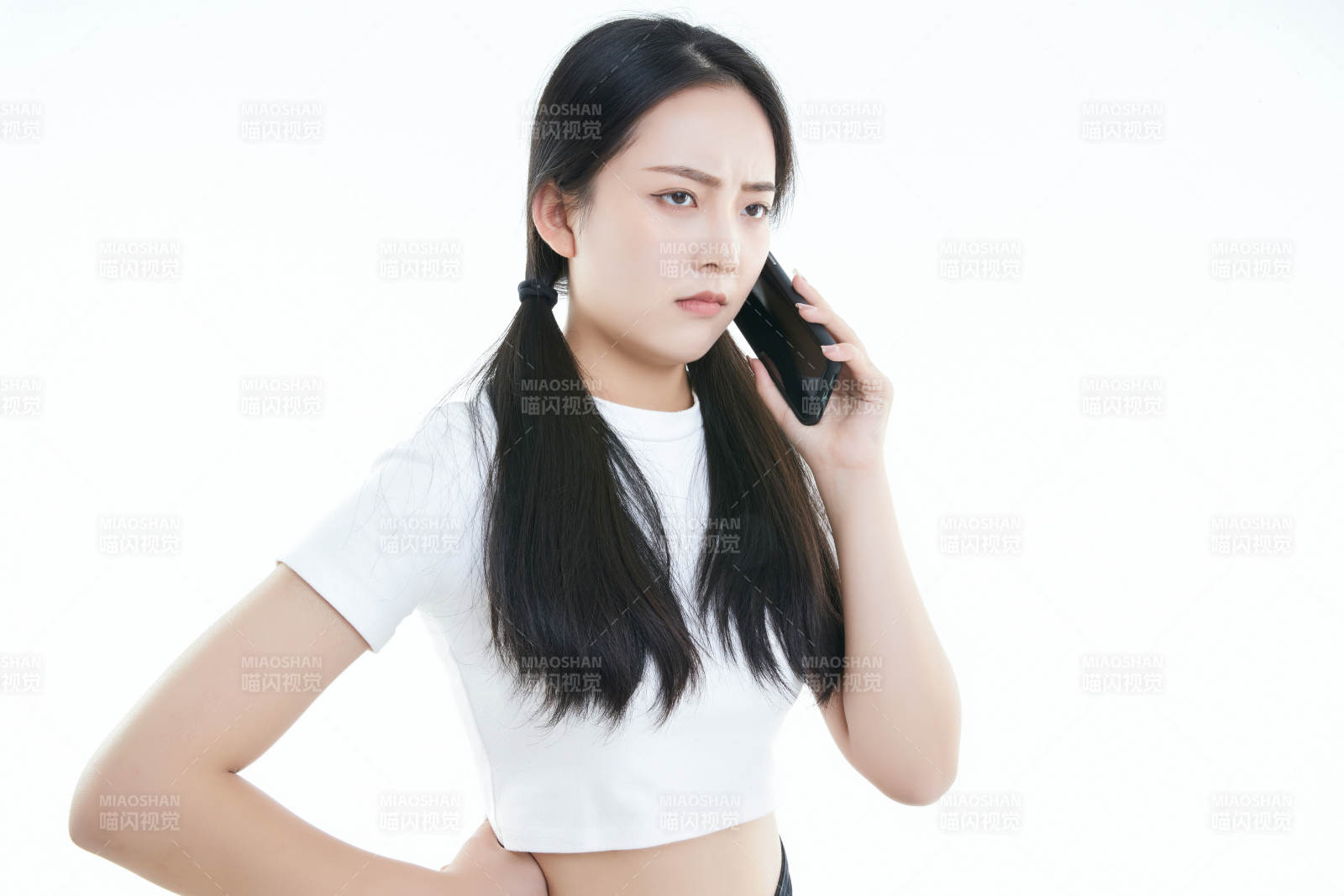 使用手机的亚洲可爱少女图片