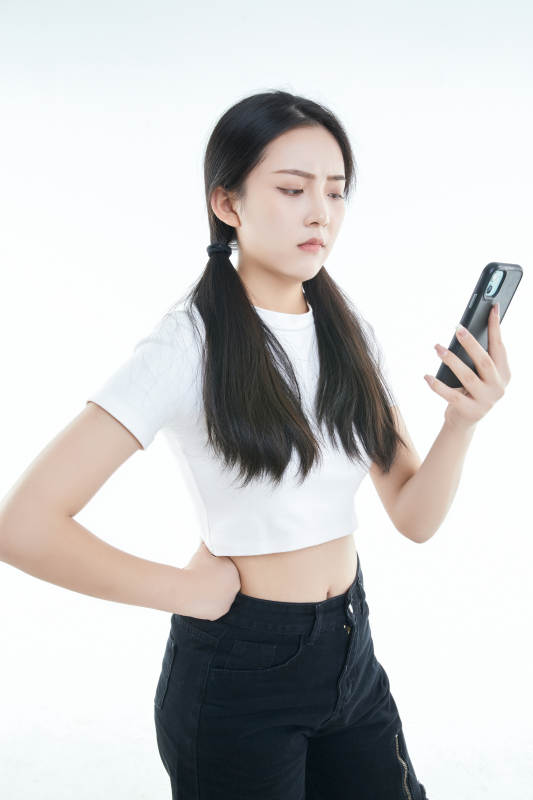 使用手机的亚洲可爱少女图片