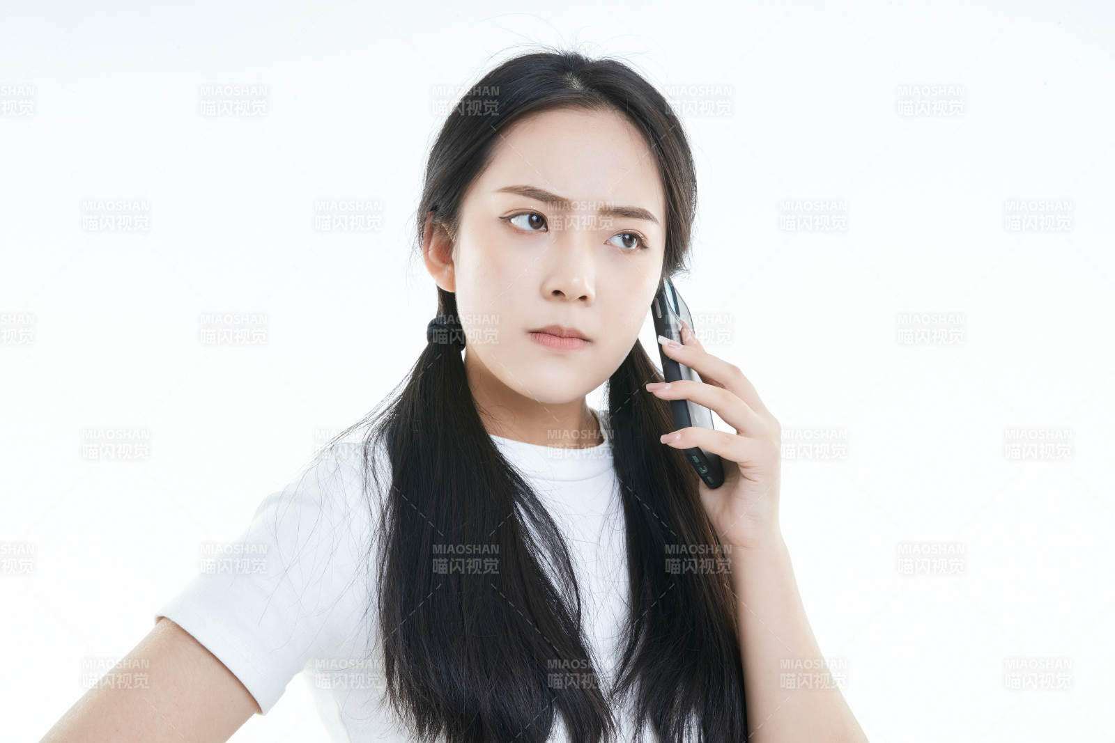 使用手机的亚洲可爱少女图片