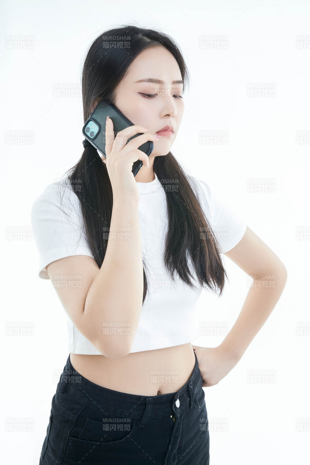 使用手机的亚洲可爱少女图片