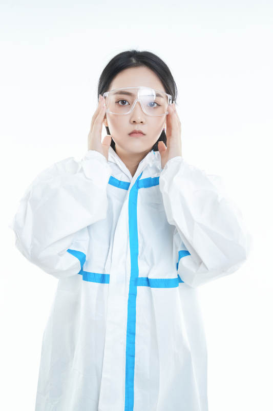 穿白色防护服佩戴护目镜口罩的女性医疗人员图片