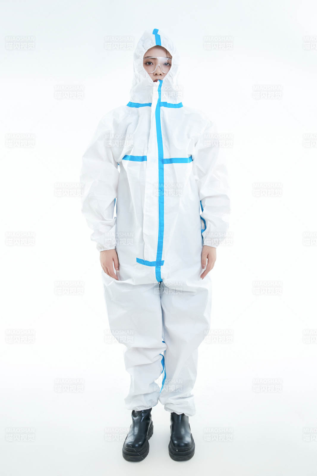 穿白色防护服佩戴护目镜口罩的女性医疗人员图片