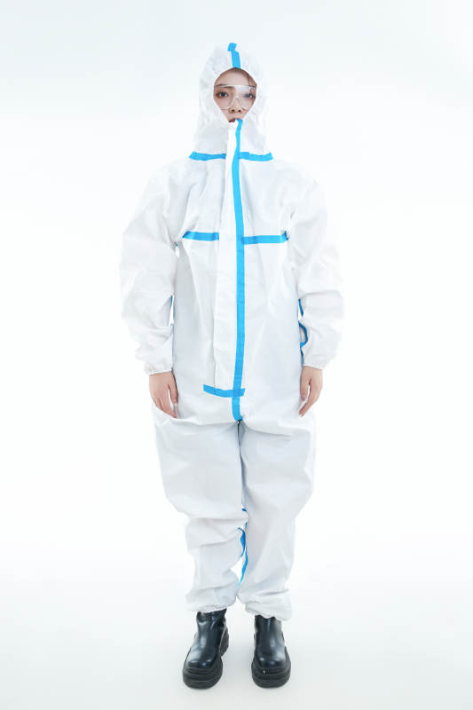 穿白色防护服佩戴护目镜口罩的女性医疗人员图片