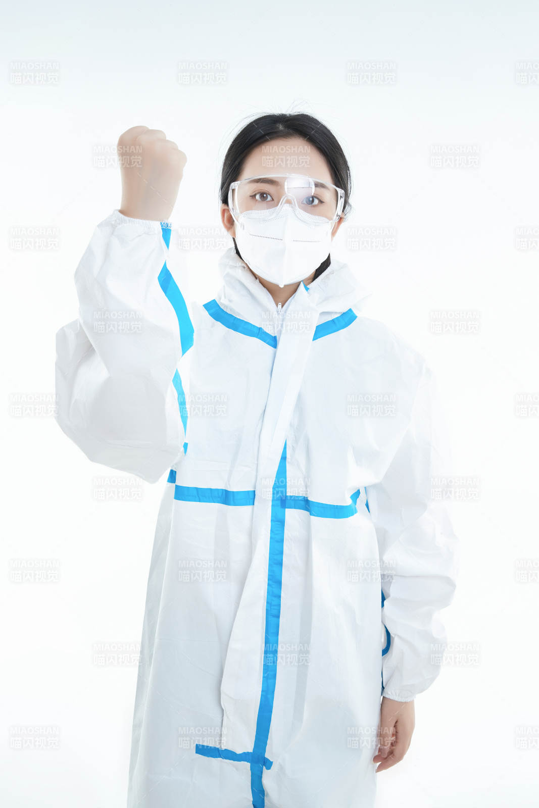 穿白色防护服佩戴护目镜口罩的女性医疗人员图片