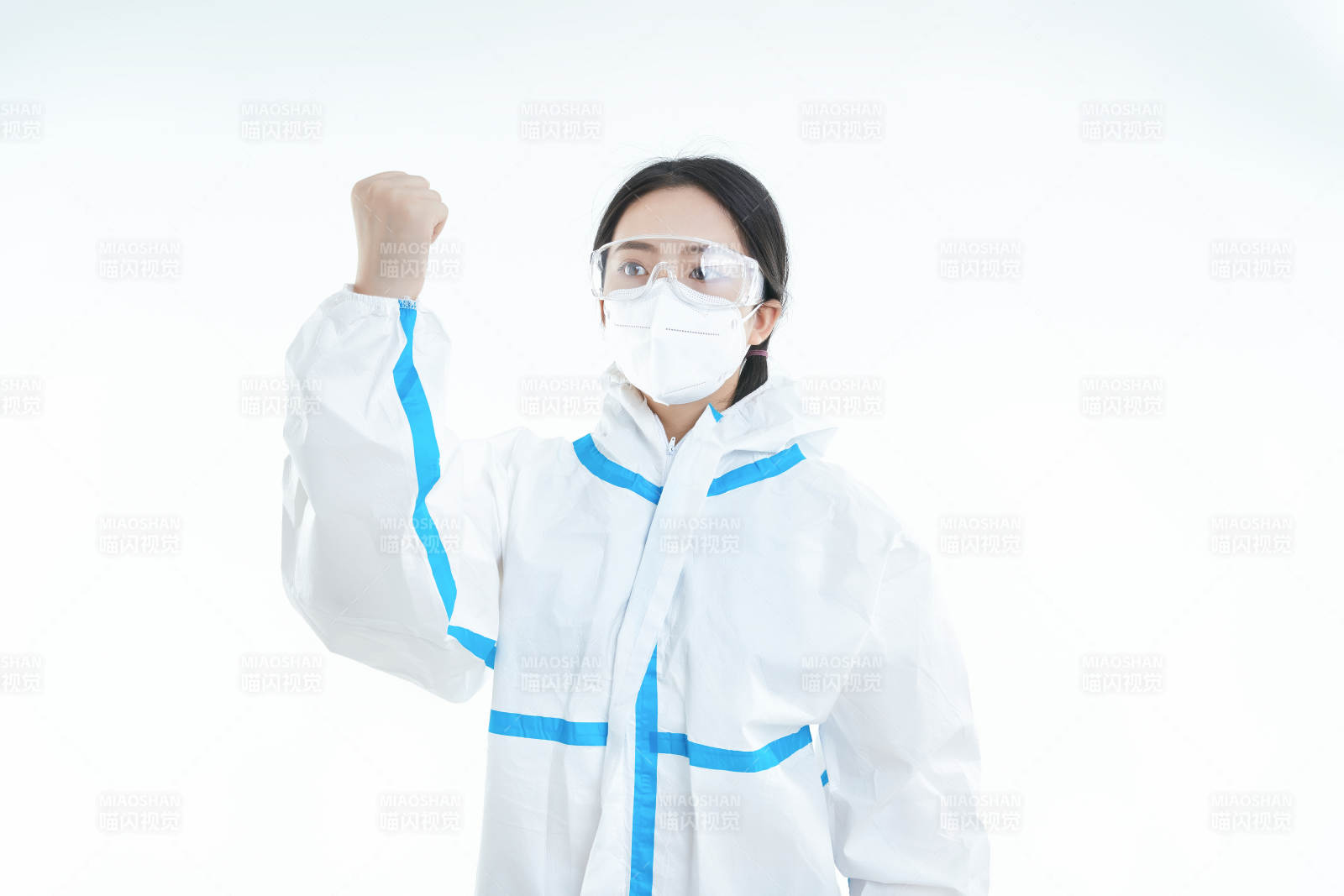 穿白色防护服佩戴护目镜口罩的女性医疗人员图片