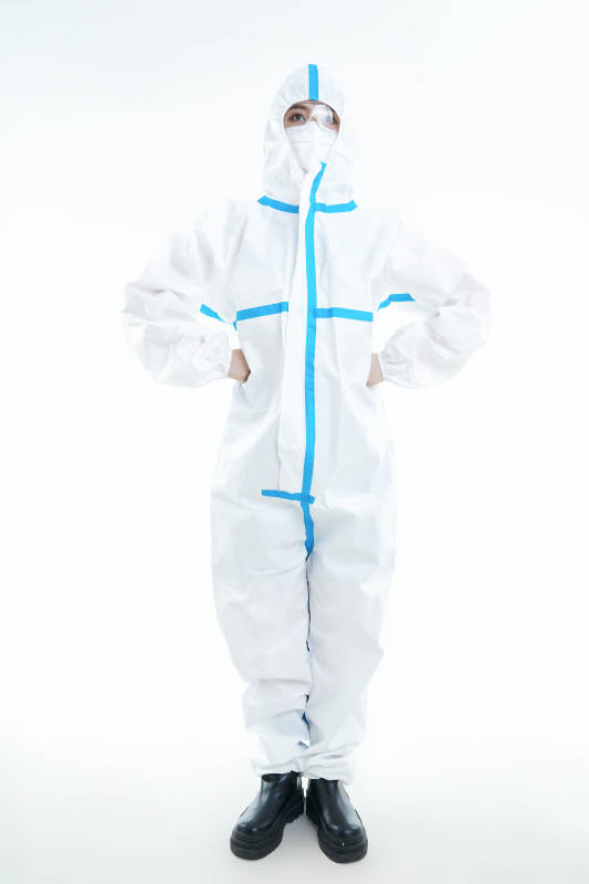 穿白色防护服佩戴护目镜口罩的女性医疗人员图片