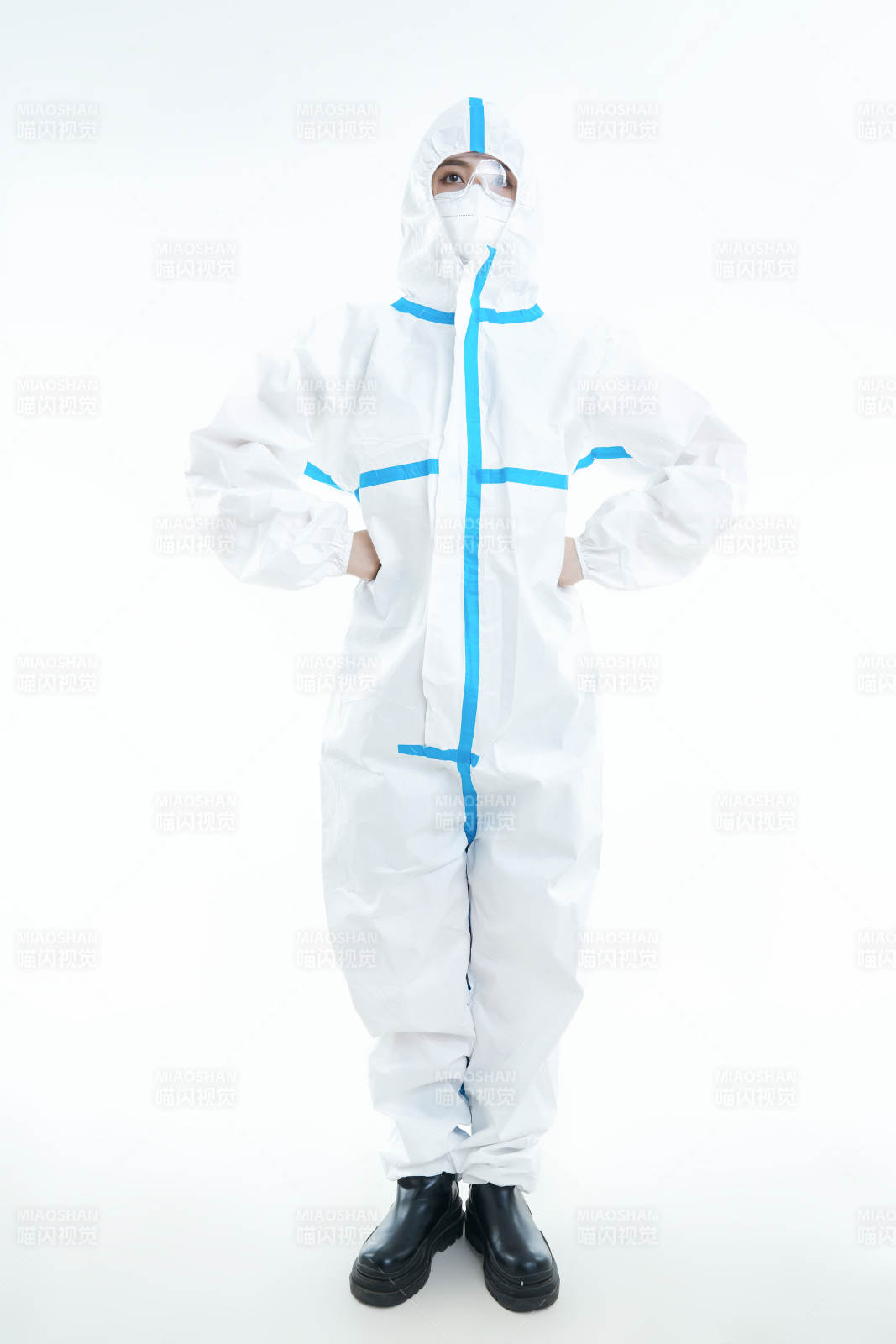 穿白色防护服佩戴护目镜口罩的女性医疗人员图片