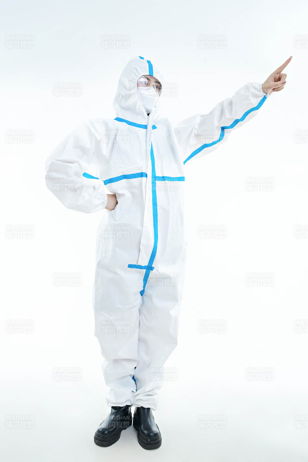 穿白色防护服佩戴护目镜口罩的女性医疗人员图片