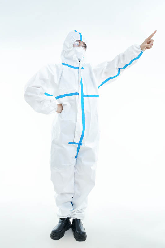 穿白色防护服佩戴护目镜口罩的女性医疗人员图片