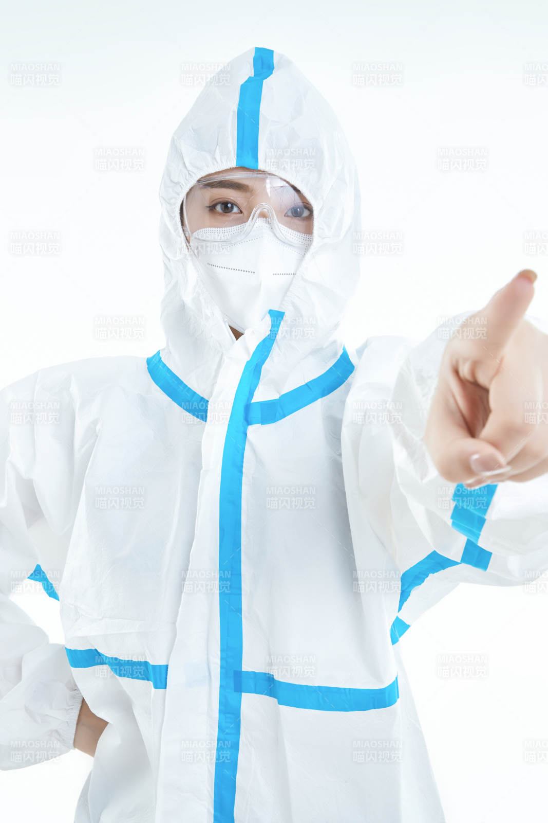 穿白色防护服佩戴护目镜口罩的女性医疗人员图片