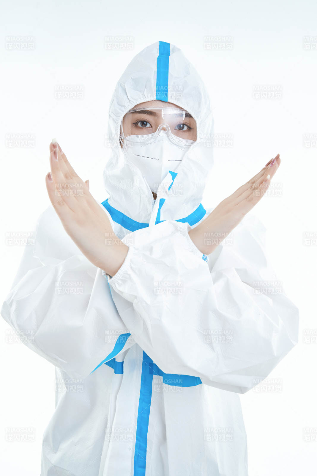 穿白色防护服佩戴护目镜口罩的女性医疗人员图片