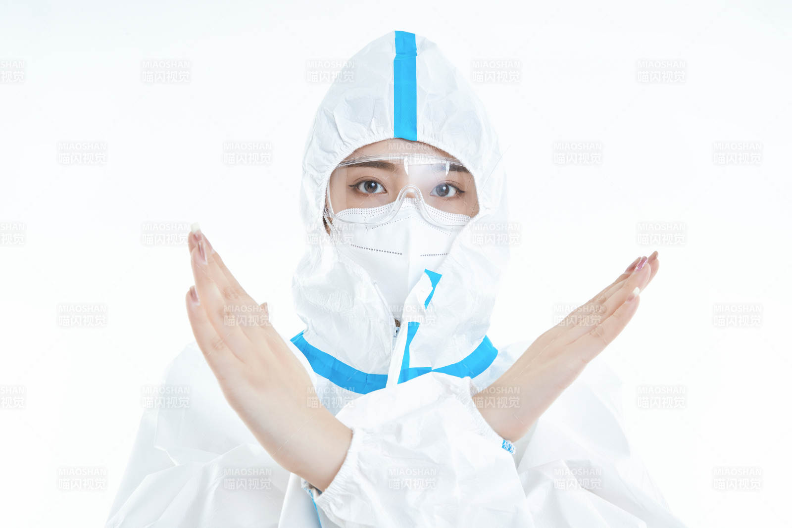 穿白色防护服佩戴护目镜口罩的女性医疗人员图片