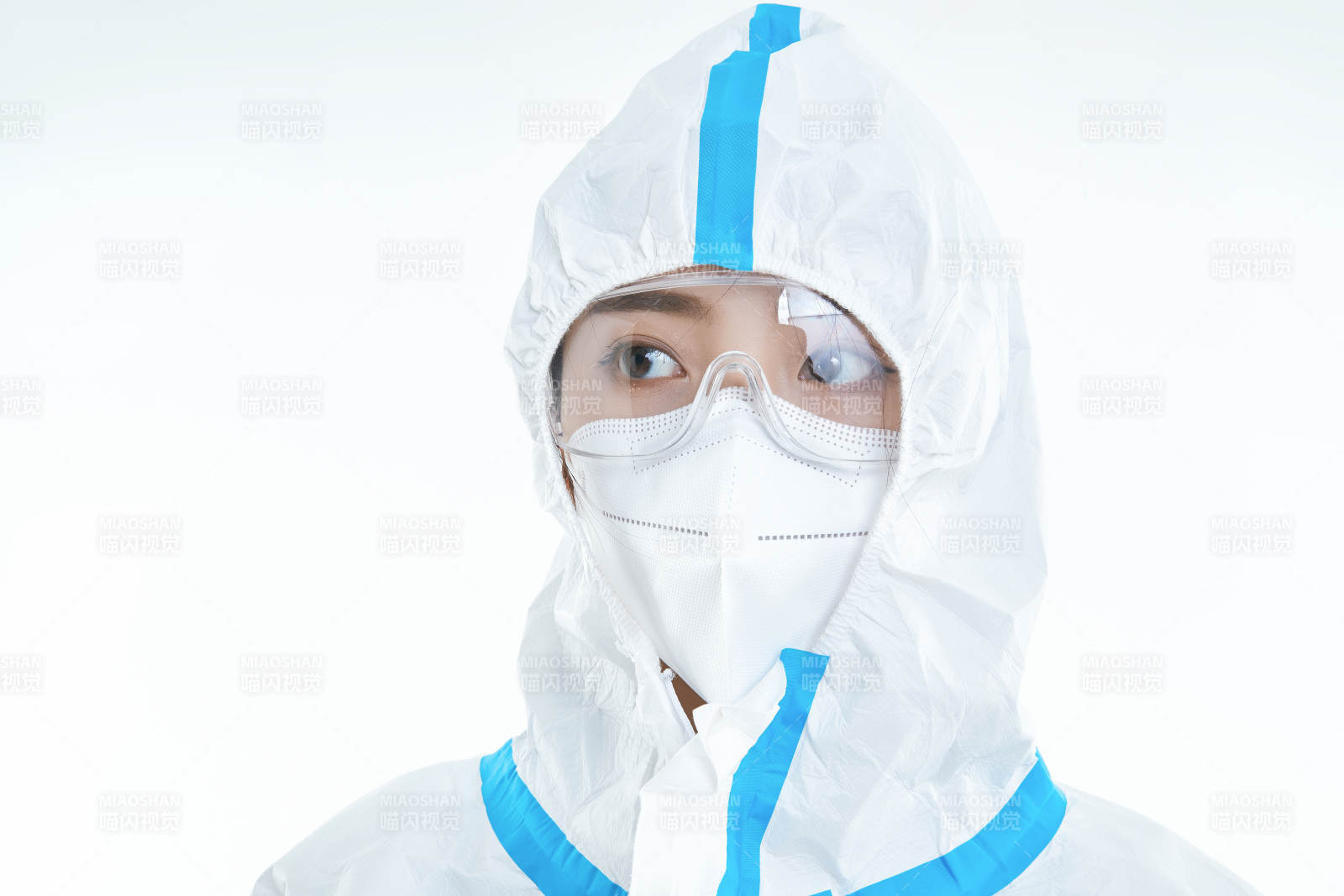 穿白色防护服佩戴护目镜口罩的女性医疗人员图片
