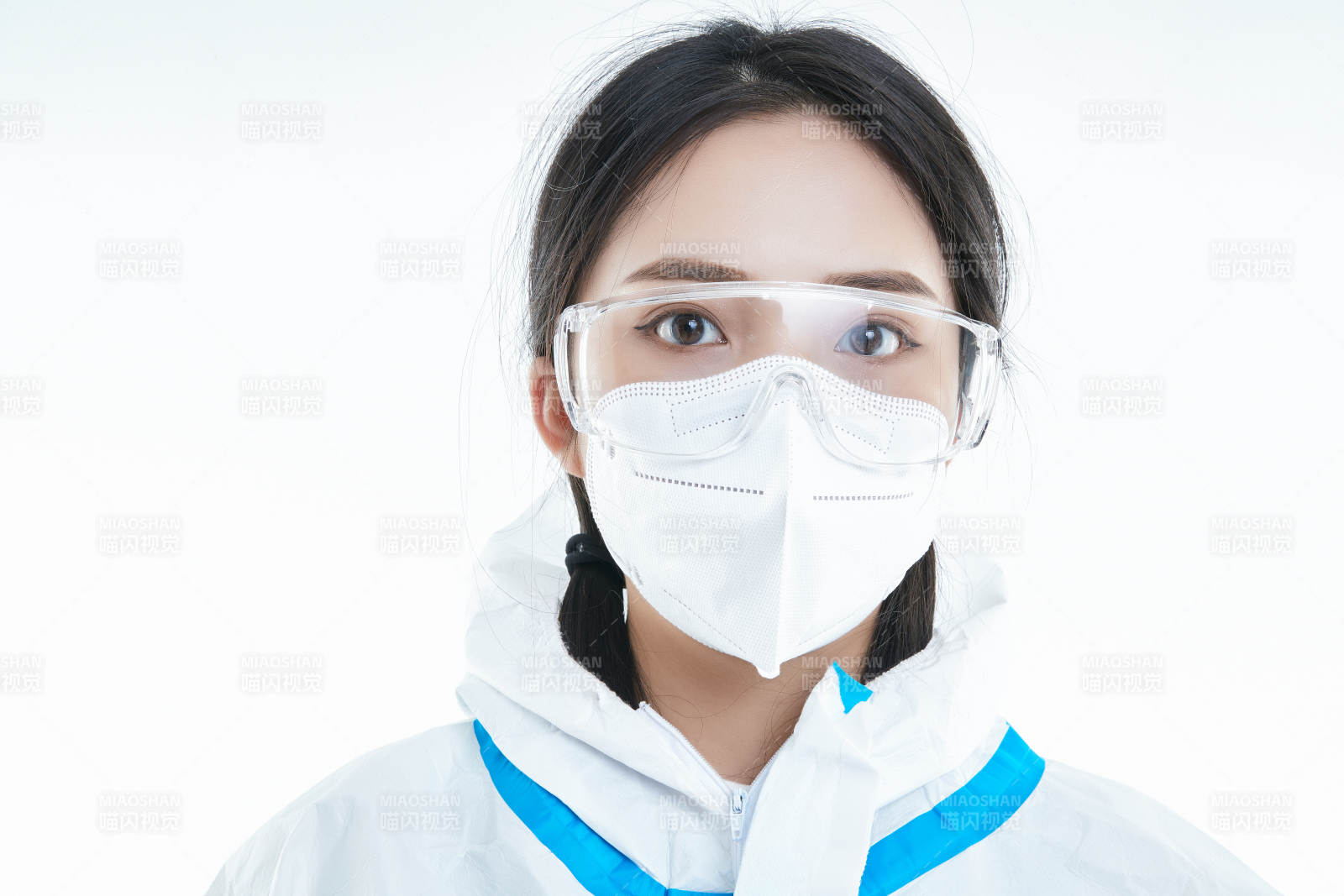 穿白色防护服佩戴护目镜口罩的女性医疗人员图片