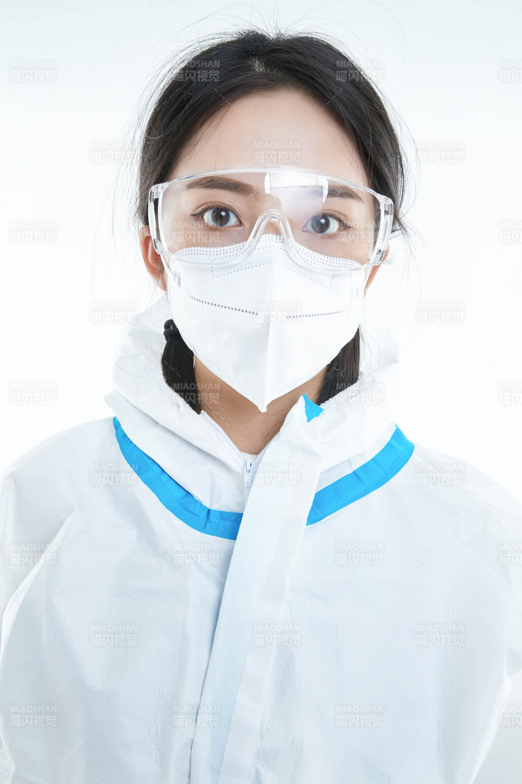 穿白色防护服佩戴护目镜口罩的女性医疗人员图片