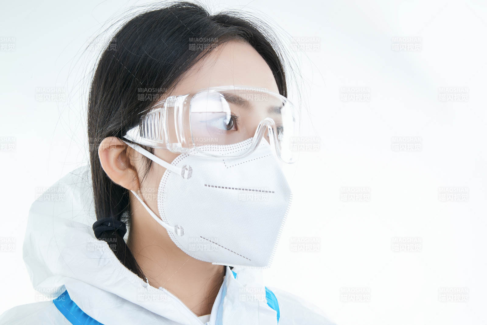 穿白色防护服佩戴护目镜口罩的女性医疗人员图片