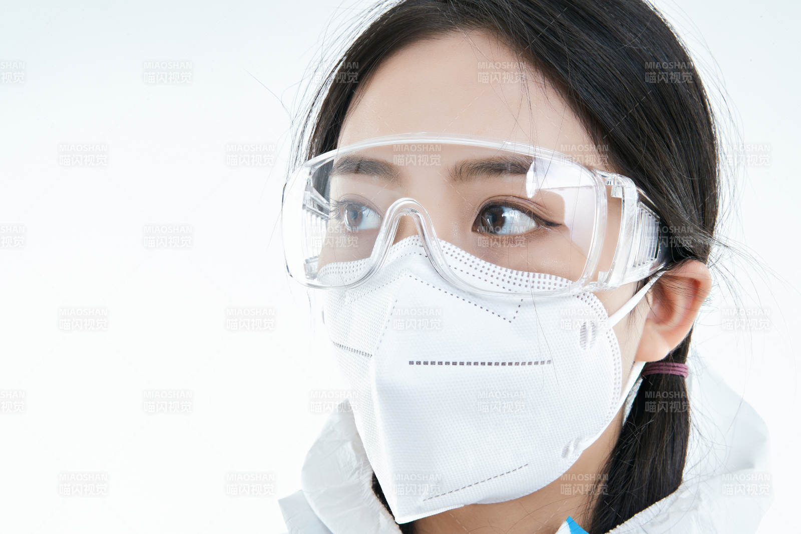 穿白色防护服佩戴护目镜口罩的女性医疗人员图片