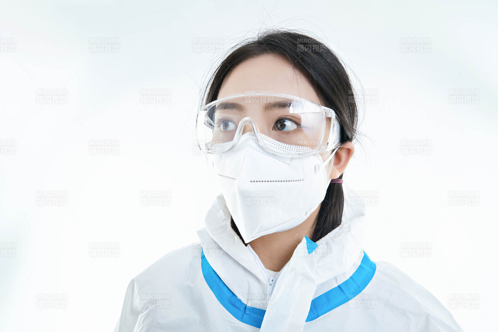 穿白色防护服佩戴护目镜口罩的女性医疗人员图片
