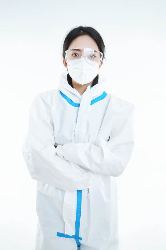 穿白色防护服佩戴护目镜口罩的女性医疗人员图片