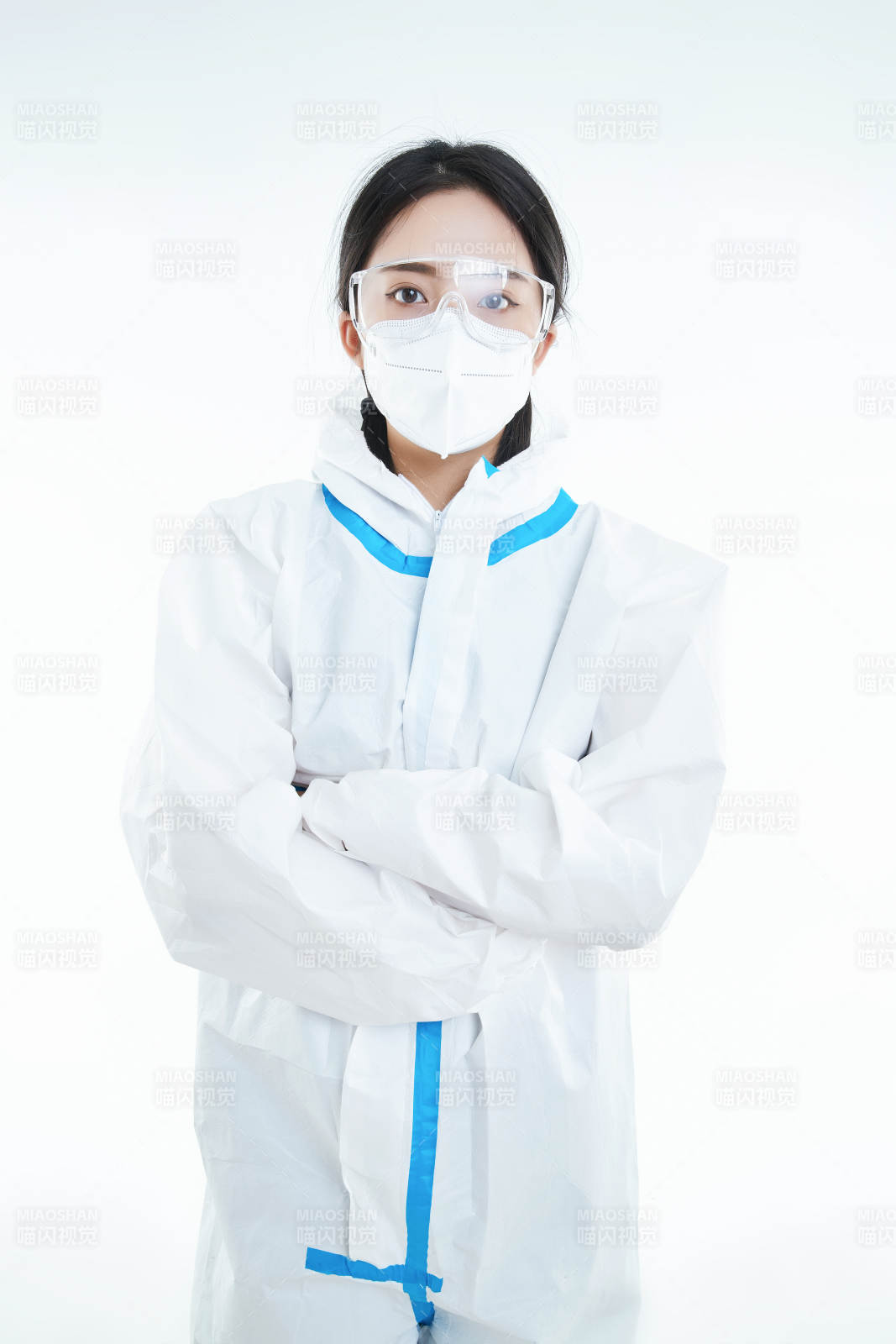 穿白色防护服佩戴护目镜口罩的女性医疗人员图片