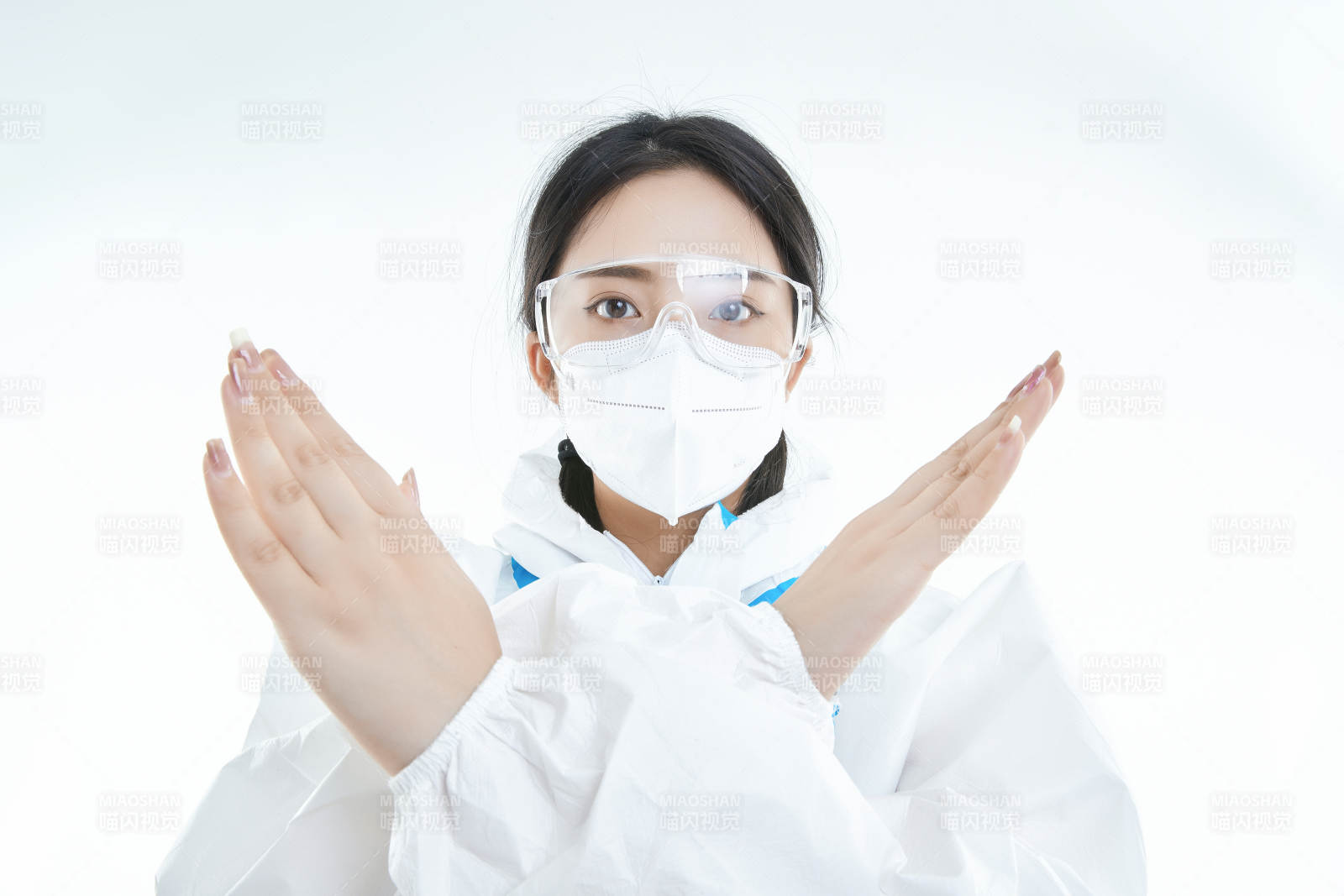 穿白色防护服佩戴护目镜口罩的女性医疗人员图片