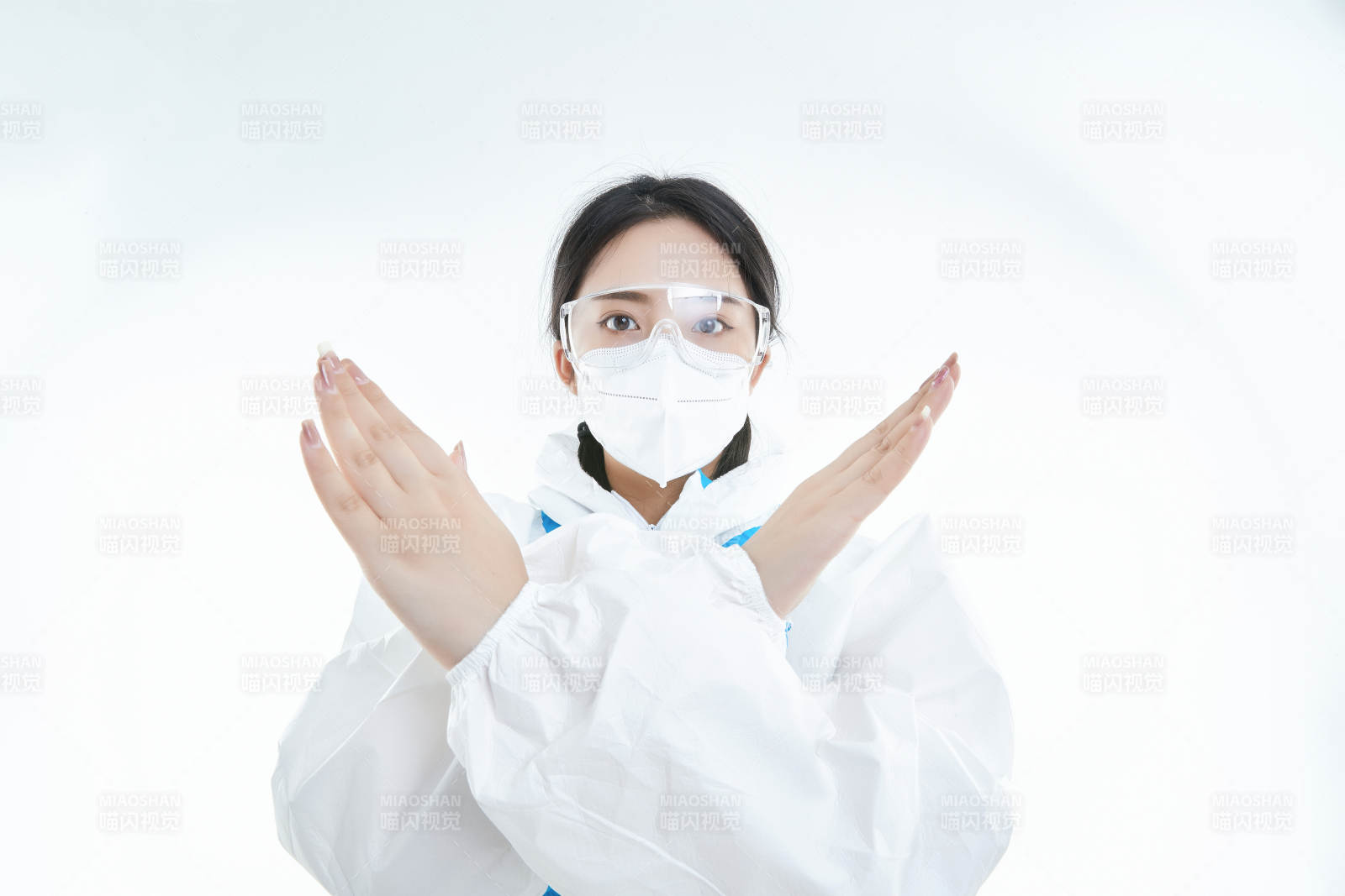 穿白色防护服佩戴护目镜口罩的女性医疗人员图片