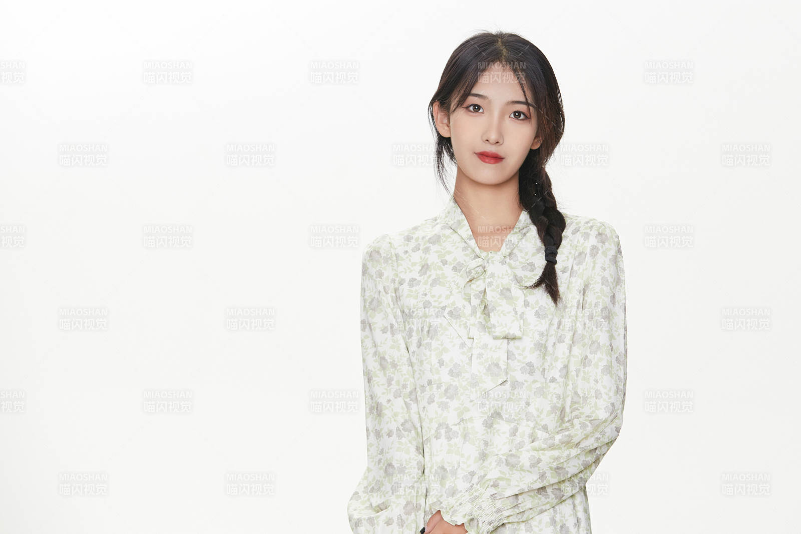 棚里身着时尚服饰的靓丽少女形象图片