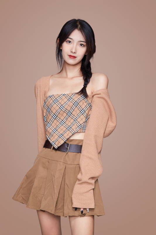 棚里身着时尚服饰的靓丽少女形象图片