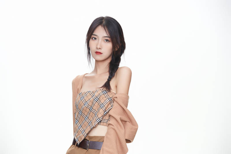 棚里身着时尚服饰的靓丽少女形象图片