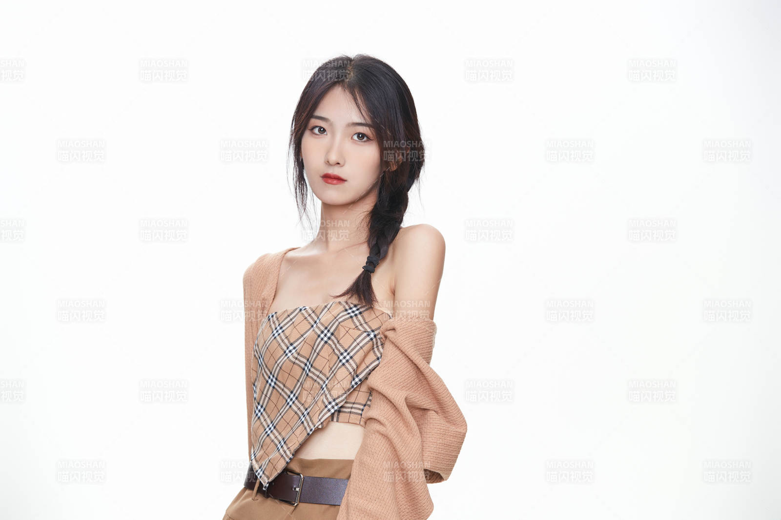 棚里身着时尚服饰的靓丽少女形象图片