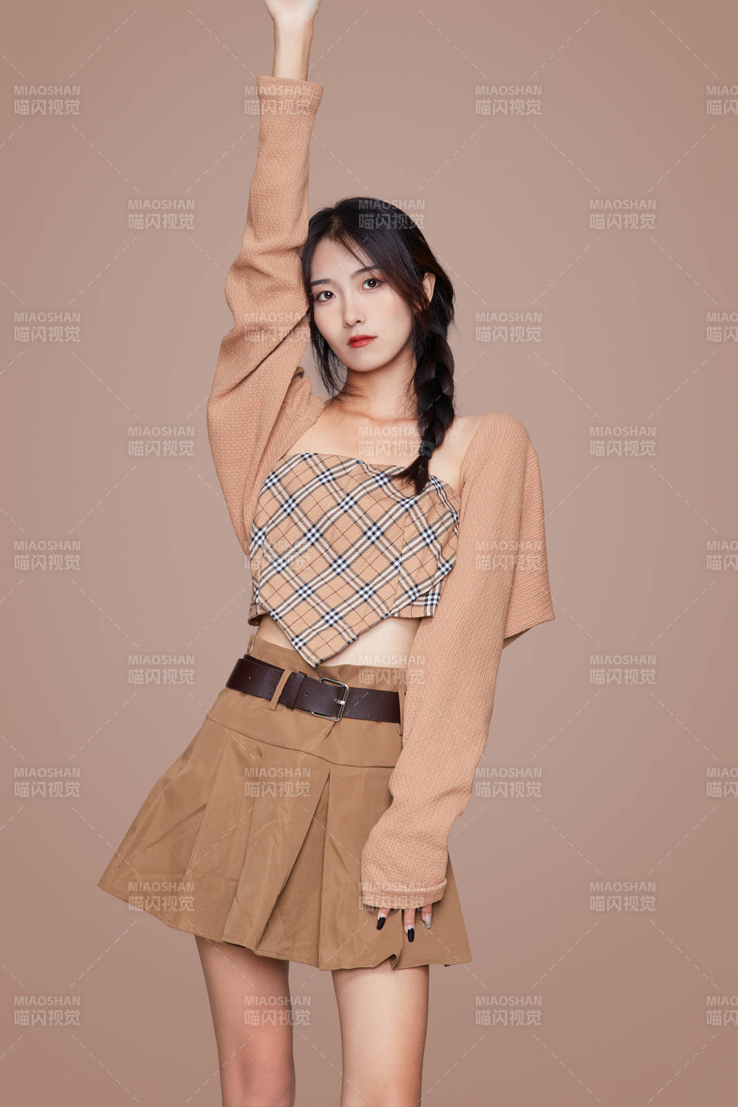 棚里身着时尚服饰的靓丽少女形象图片