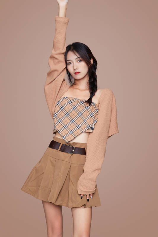 棚里身着时尚服饰的靓丽少女形象图片