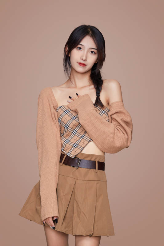 棚里身着时尚服饰的靓丽少女形象图片