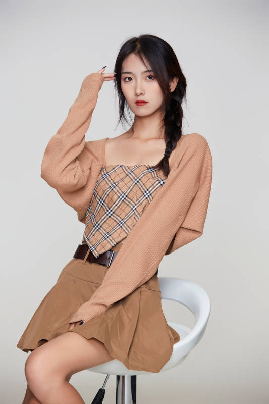 棚里身着时尚服饰的靓丽少女形象图片