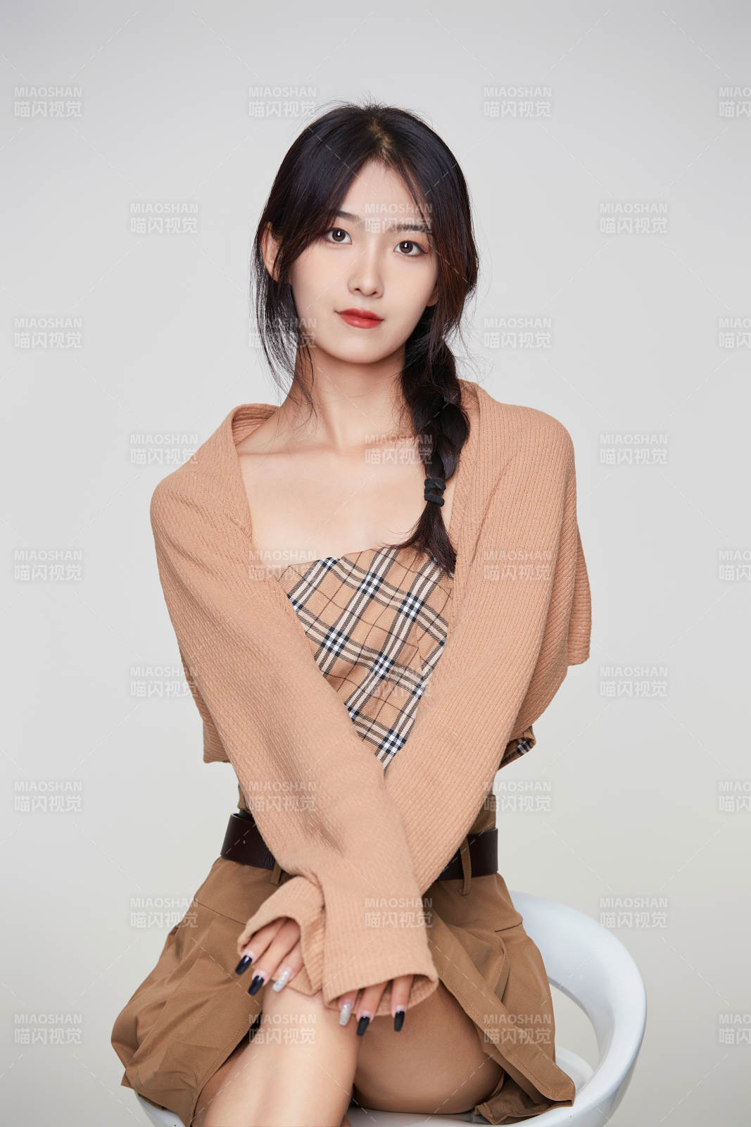 棚里身着时尚服饰的靓丽少女形象图片