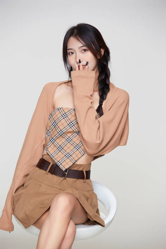 棚里身着时尚服饰的靓丽少女形象图片