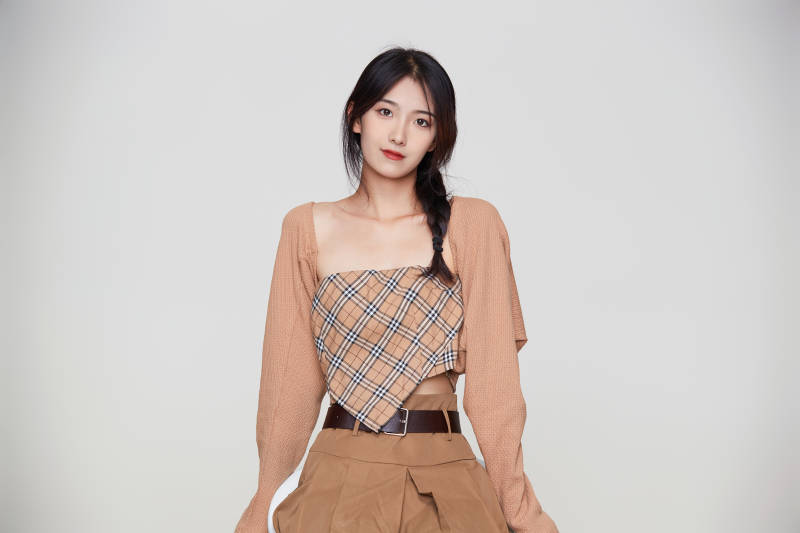 棚里身着时尚服饰的靓丽少女形象图片