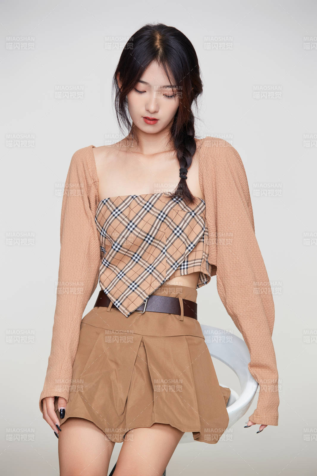 棚里身着时尚服饰的靓丽少女形象图片